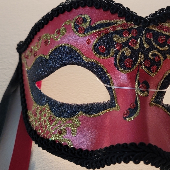 Black and Red Italian Mask - Picture 1 of 4